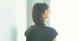 40代女性に似合うショート・ミディアム・ロングの髪型と失敗しないポイントを解説した記事のアイキャッチ画像