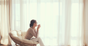 美容室ご来店時の服装やヘアスタイルで迷っている女性の後ろ姿