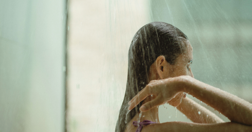 朝シャンと夜シャンはどちらが正解かを美容師が解説する記事のアイキャッチ画像