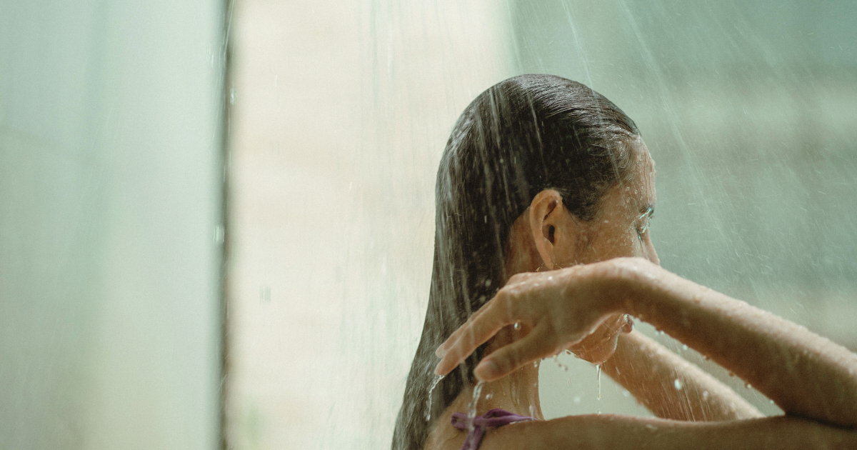 朝シャンと夜シャンはどちらが正解かを美容師が解説する記事のアイキャッチ画像