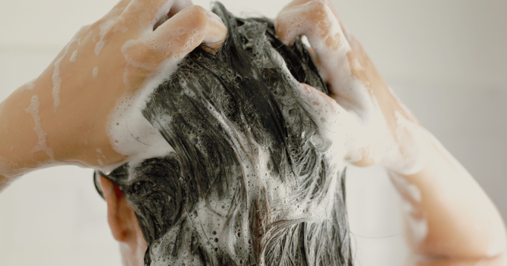 頭皮をやさしく洗う正しいシャンプー方法
