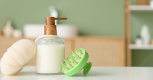 シャンプーブラシを使った頭皮ケアで抜け毛や分け目対策をするイメージ