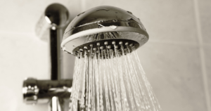 シャワーヘッドを変えることで美髪に差が出る理由を解説する記事のアイキャッチ