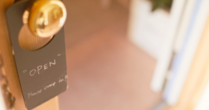 美容室の予約は何分前に行くのが正解？来店時間の目安を美容師が解説