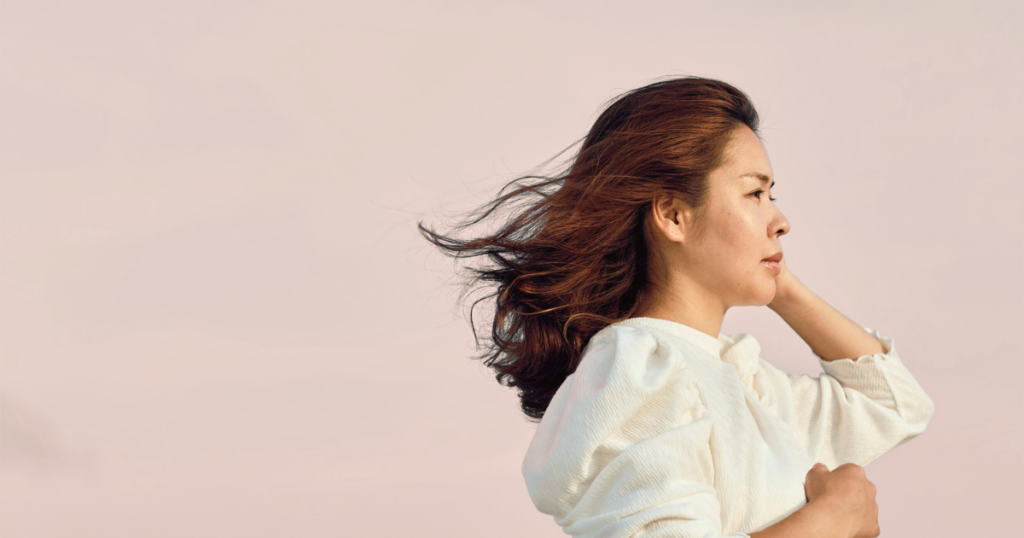 白髪が増える原因と対策を美容師が解説する40代からの正しい白髪ケアのイメージ