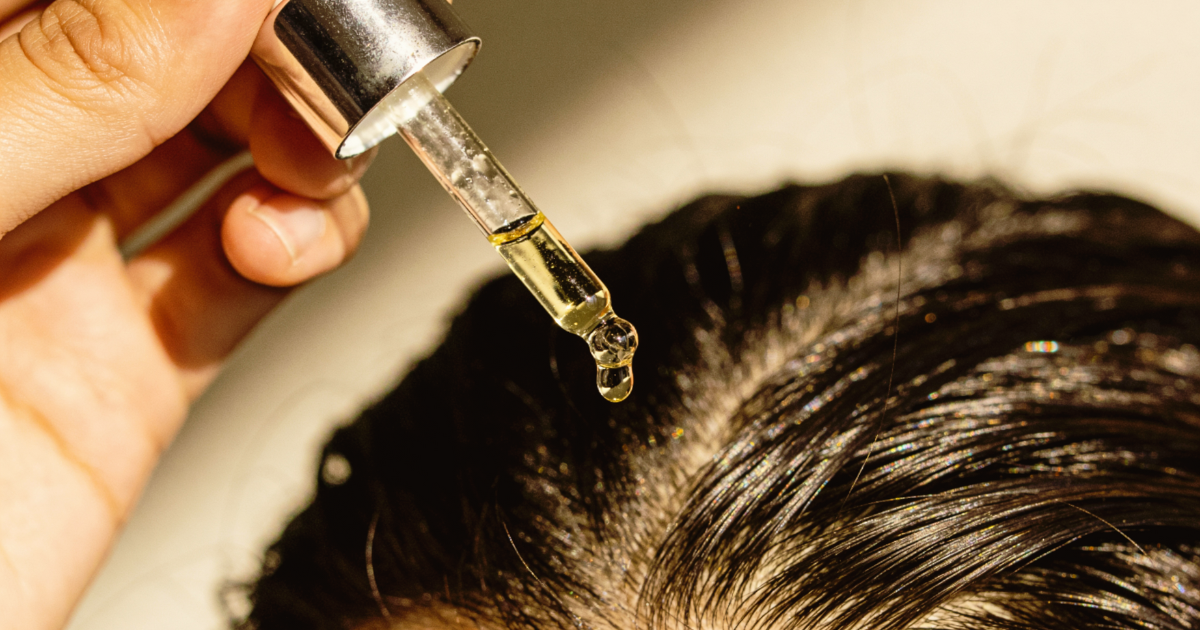 逗子でエイジング毛に悩む40代・50代女性が、髪質の変化を感じながらケアを考えている様子